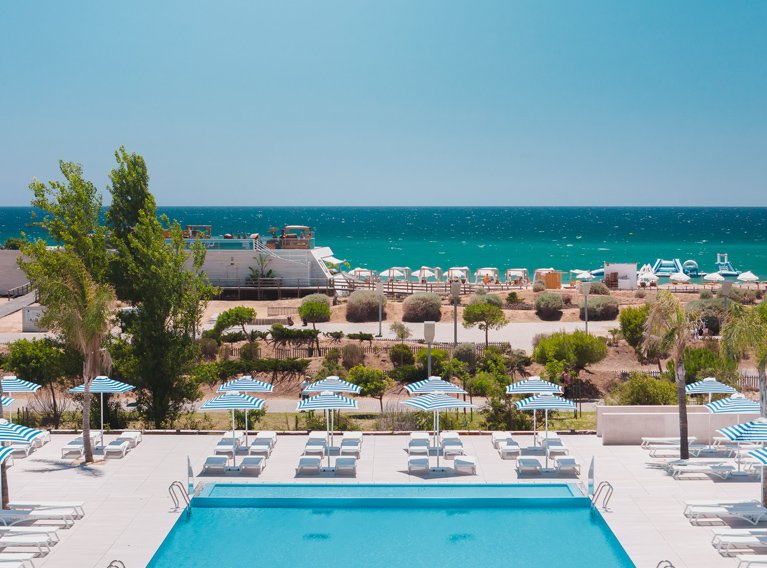 Vista soberba sobre o mar da Piscina dos apartamentos luxo do Dom Pedro Residences em Vilamoura Algarve